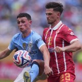 Phil Foden (à gauche) a inscrit un but et délivré une passe décisive face à Wydad. KEYSTONE/AP/Chris Szagola